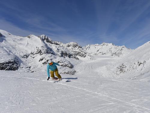 sportlich-snowboarden-aletschgletscher-aletsch-arena-christian-perret-s.jpg